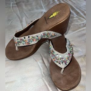 NWOT (9) VOLATILE wedge multi color thong sandal. NEVER WORN